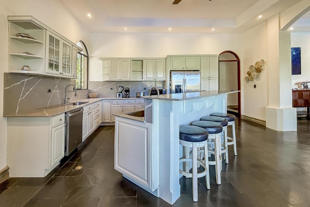 Кухня или мини-кухня в Villa Coral
