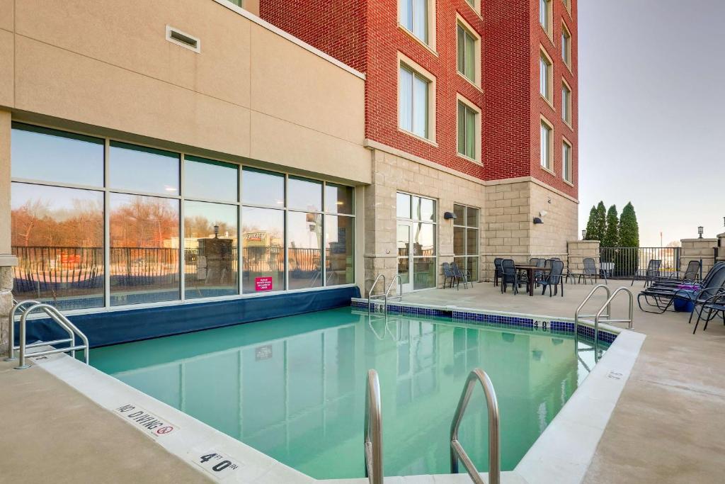 Bazén v ubytování Drury Plaza Hotel Mt Vernon nebo v jeho okolí