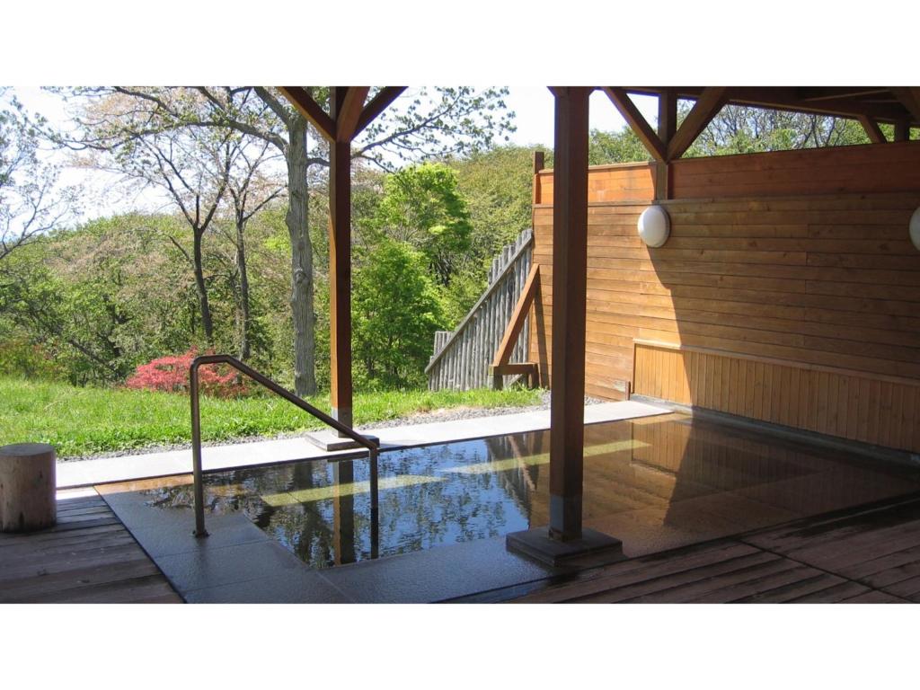 冨浦にあるKojohama Onsen Hotel Izumi - Vacation STAY 93850vの家の裏庭にあるプール