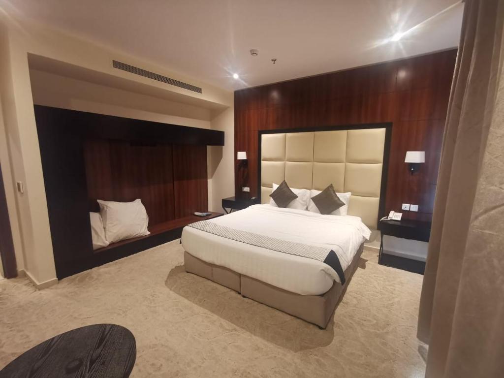 Postel nebo postele na pokoji v ubytování The S Hotel - jeddah - prince sultan street - فندق ذا اس - جده - طريق الامير سلطان