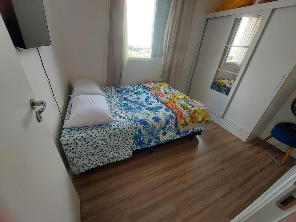 Ένα ή περισσότερα κρεβάτια σε δωμάτιο στο apartment for up to 7 people next to GRU