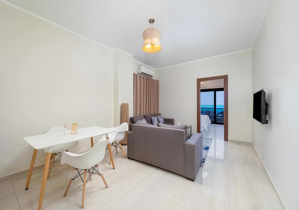 TV a/nebo společenská místnost v ubytování BLUE ViEW SUiTES