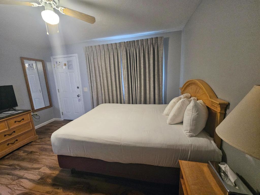 Postel nebo postele na pokoji v ubytování Captain's Inn and Suites