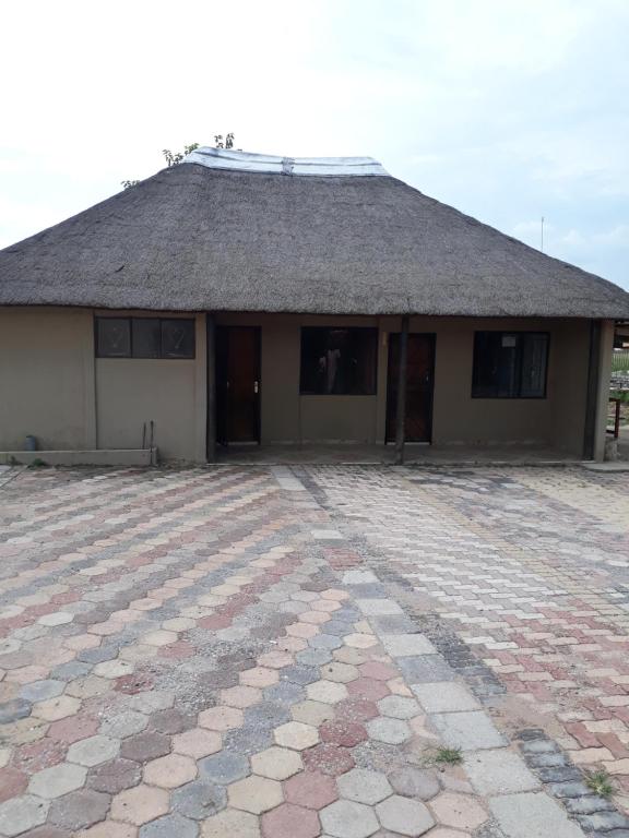 een gebouw met een dak en een stenen binnenplaats bij Ekuhlaleni in Randfontein