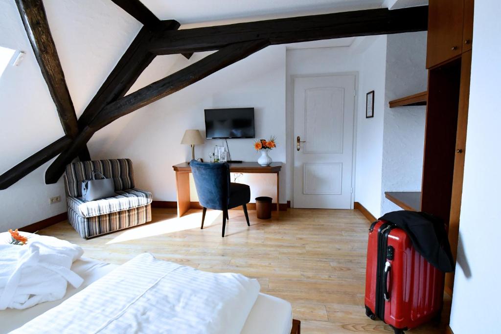 TV a/nebo společenská místnost v ubytování AKZENT Hotel Grüner Baum