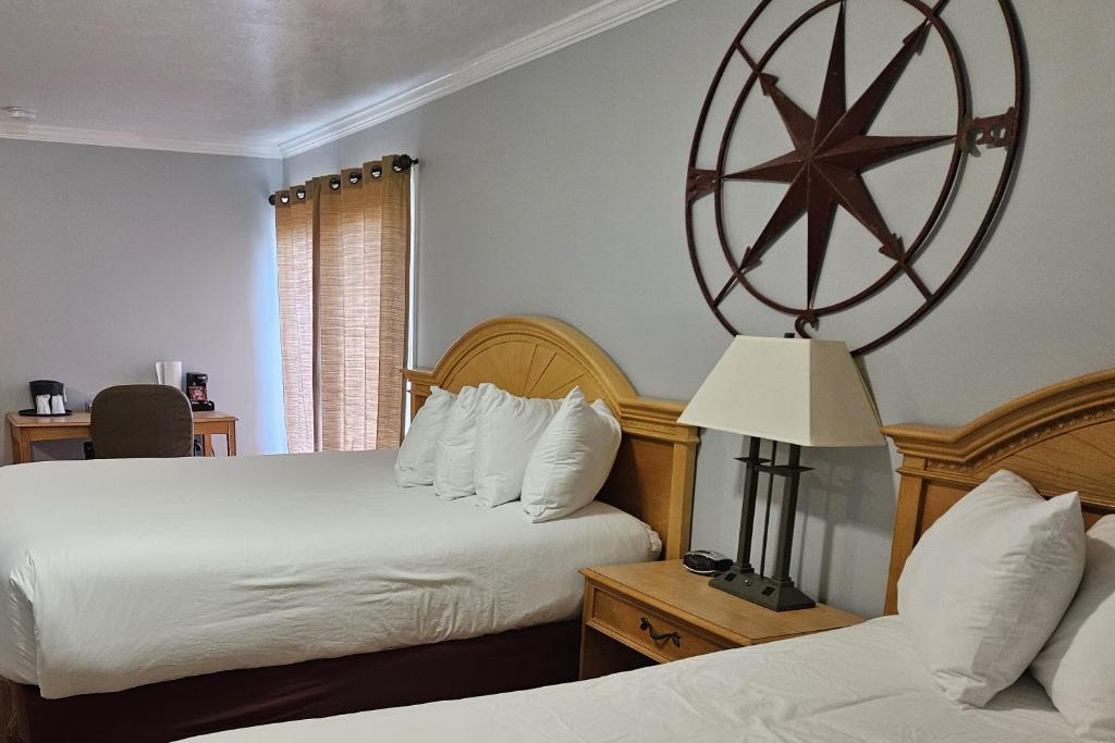 Postel nebo postele na pokoji v ubytování Captain's Inn and Suites
