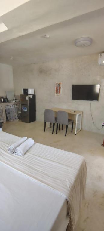TV a/nebo společenská místnost v ubytování Kaleb's Beachfront Serviced Studio Apartments