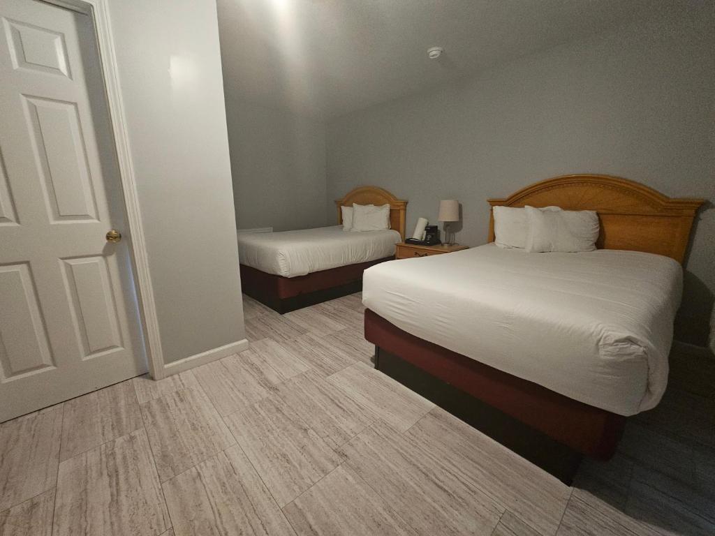 Postel nebo postele na pokoji v ubytování Captain's Inn and Suites