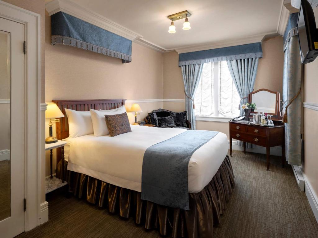 Una cama o camas en una habitación de Abigail's Hotel