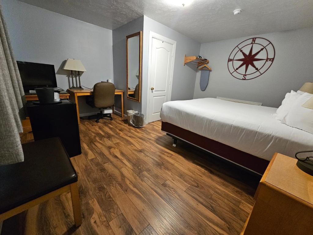 Postel nebo postele na pokoji v ubytování Captain's Inn and Suites