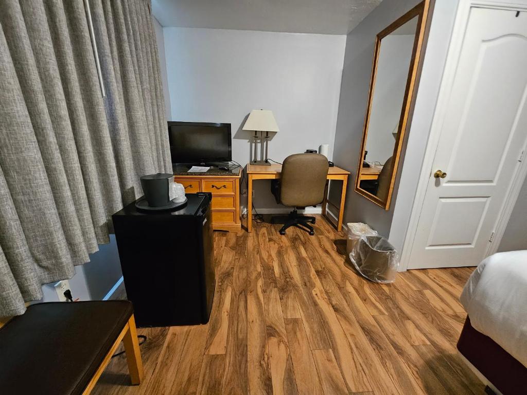 TV a/nebo společenská místnost v ubytování Captain's Inn and Suites