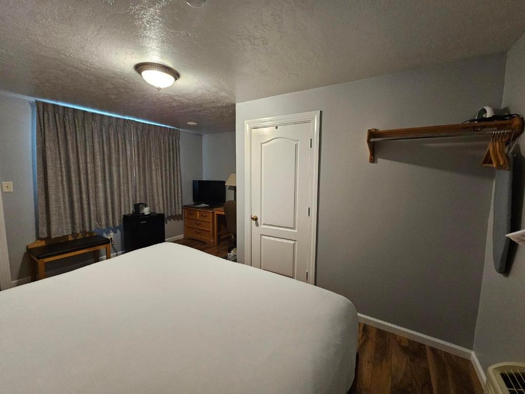 Postel nebo postele na pokoji v ubytování Captain's Inn and Suites