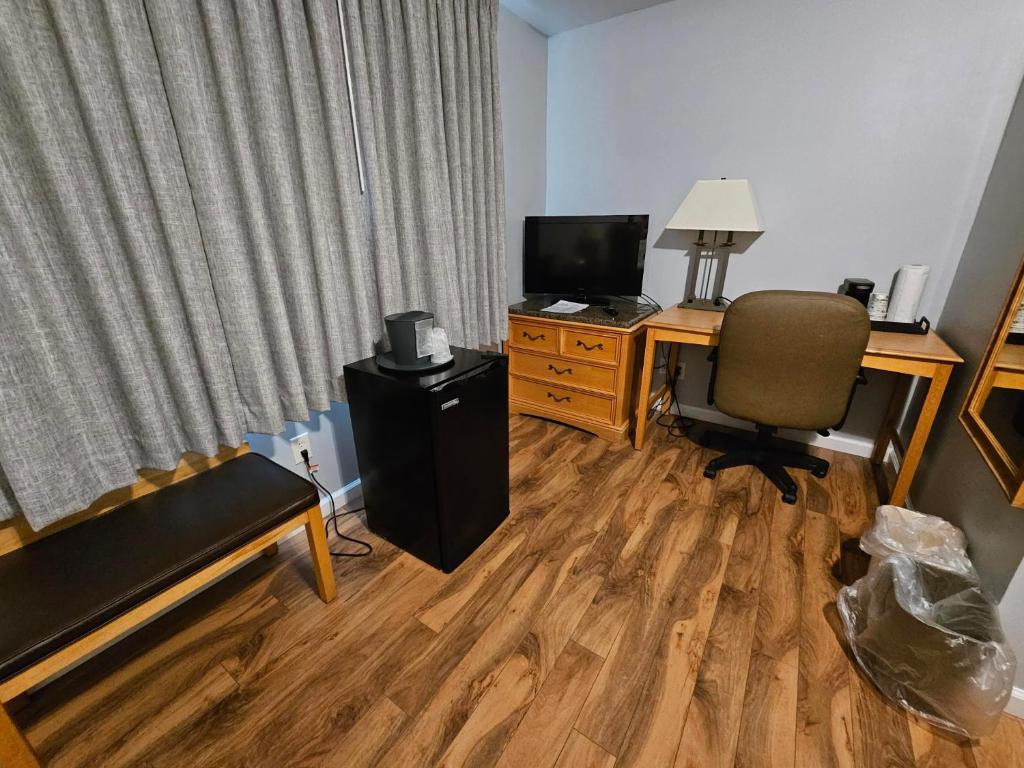 TV a/nebo společenská místnost v ubytování Captain's Inn and Suites