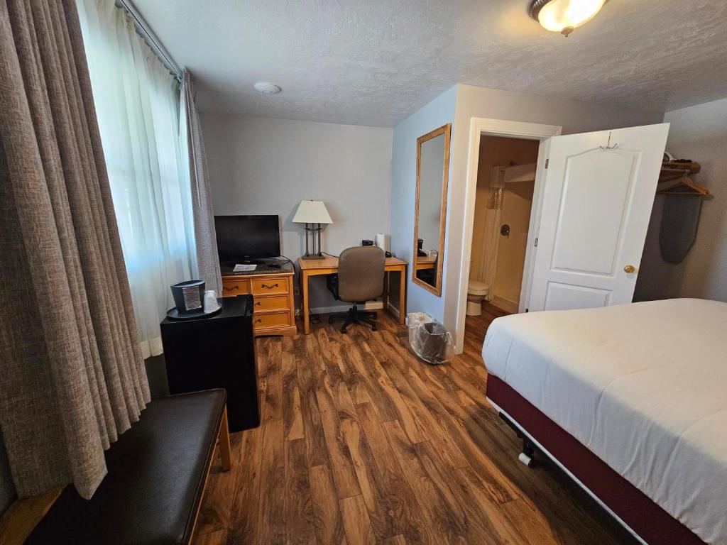 Postel nebo postele na pokoji v ubytování Captain's Inn and Suites