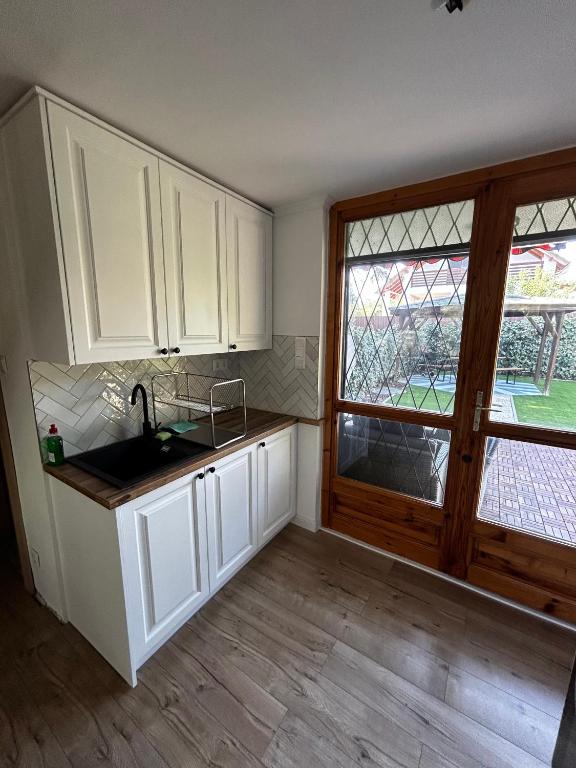 Kuchyňa alebo kuchynka v ubytovaní Diána Apartman
