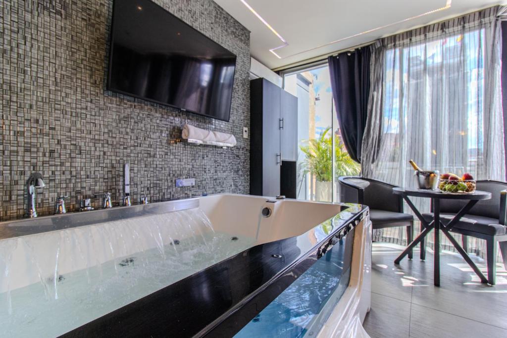 TV a/nebo společenská místnost v ubytování Haven A Design Hotel
