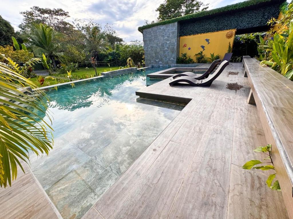 Bazén v ubytování Hotel Delfines Puerto Jimenez nebo v jeho okolí