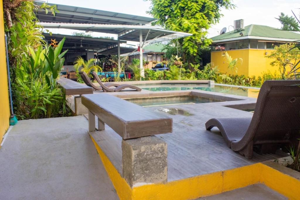 Bazén v ubytování Hotel Delfines Puerto Jimenez nebo v jeho okolí