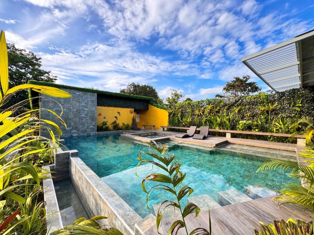 Bazén v ubytování Hotel Delfines Puerto Jimenez nebo v jeho okolí