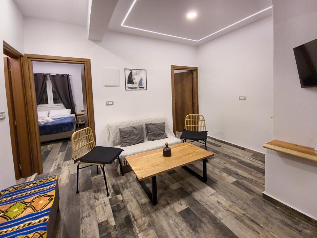 Un pat sau paturi într-o cameră la Fira gem luxury apartment