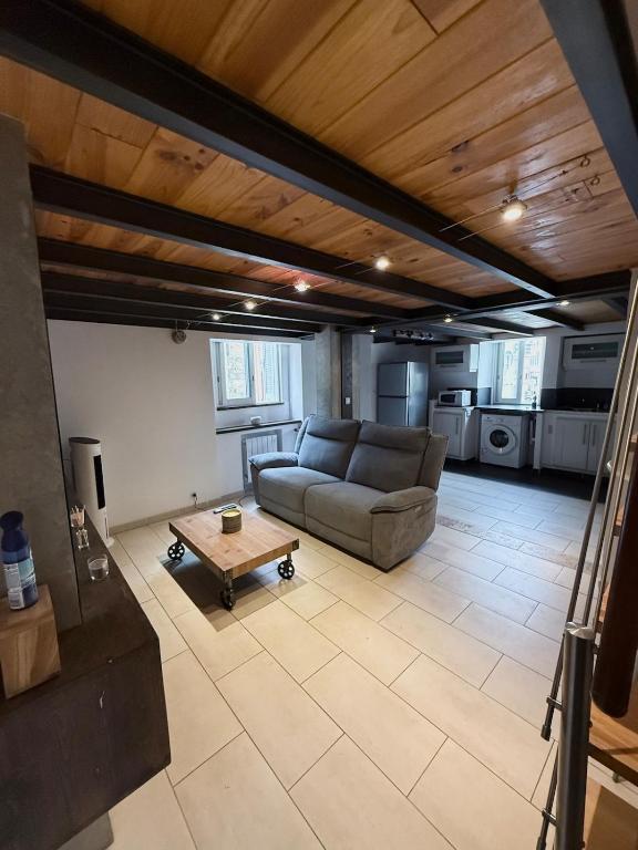 un salon avec un canapé et une table basse dans l'établissement Apartment duplex 5min Croisette, à Cannes