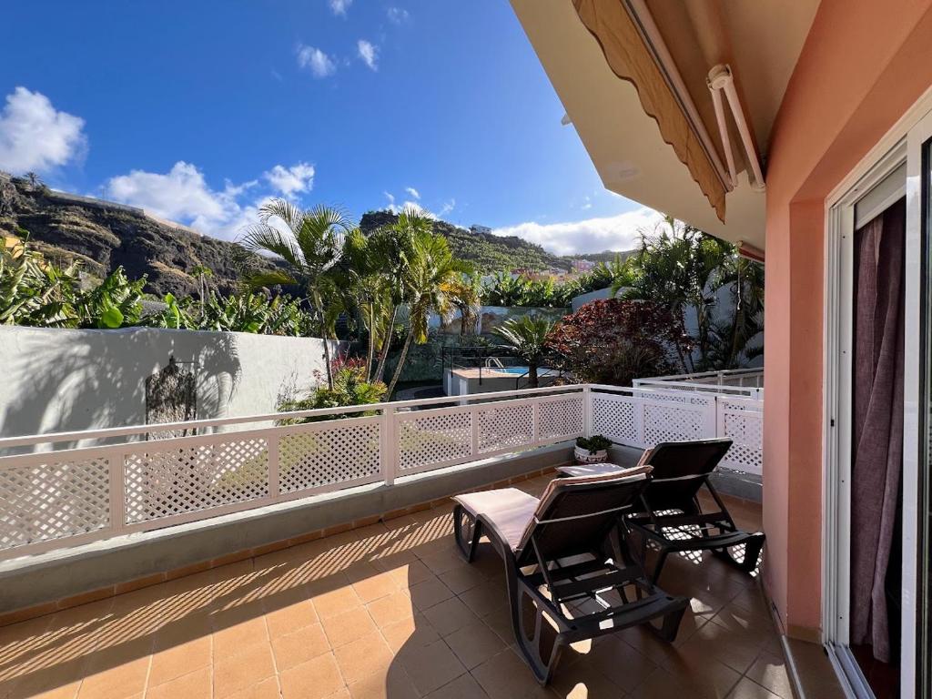 a balcony with chairs and a table and a view at Apartamento El Platanal in Tazacorte