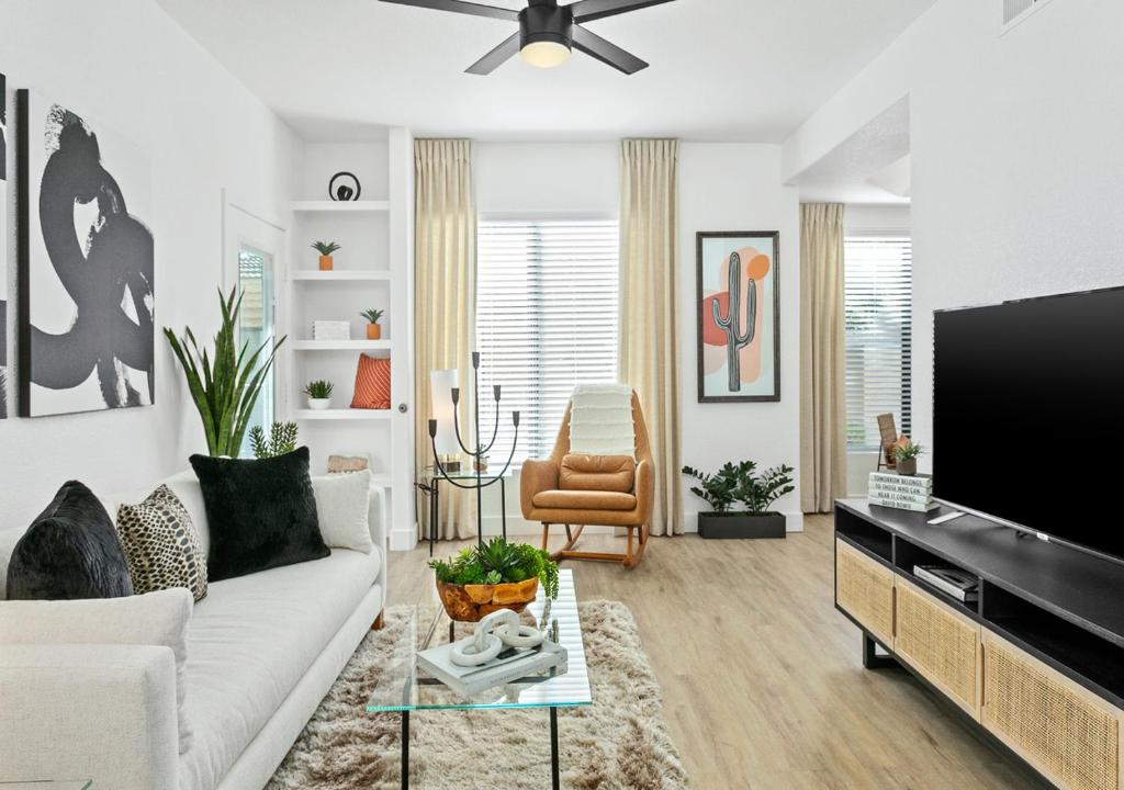 TV a/nebo společenská místnost v ubytování Family-Friendly Scottsdale Stay, Pool, Golf & Dining - 154 2QBR