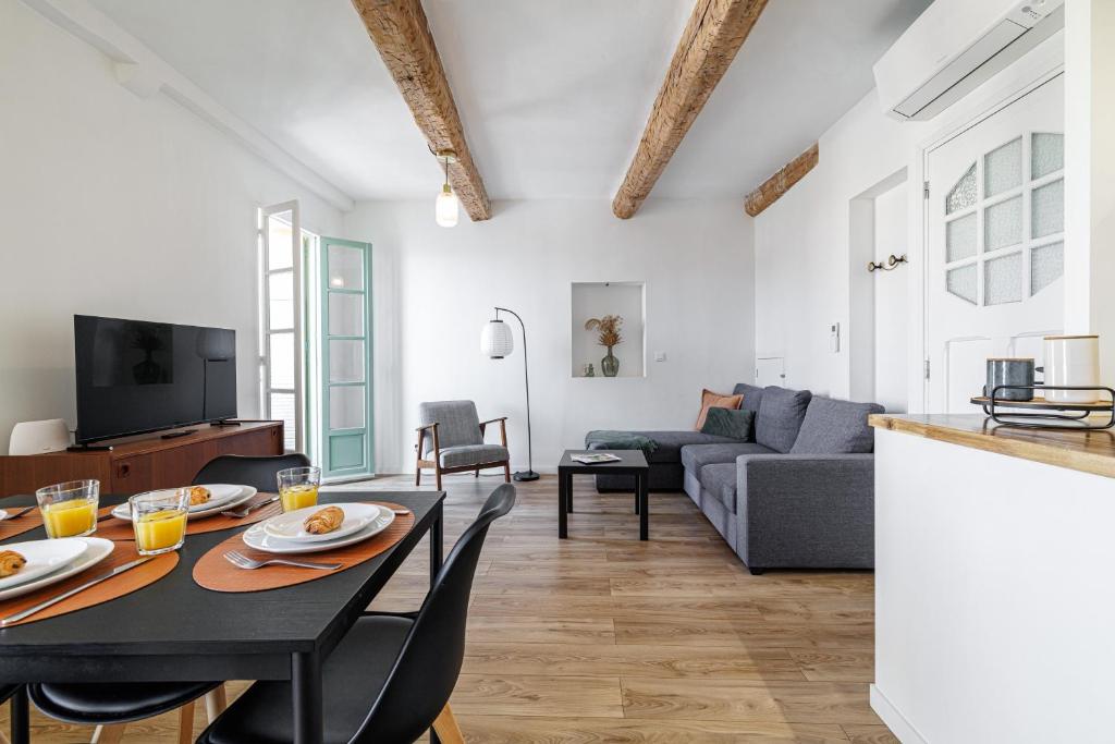 un salon avec une table et un canapé dans l'établissement Sicardi 2 - Plage - Climatisation-vue mer, à Menton