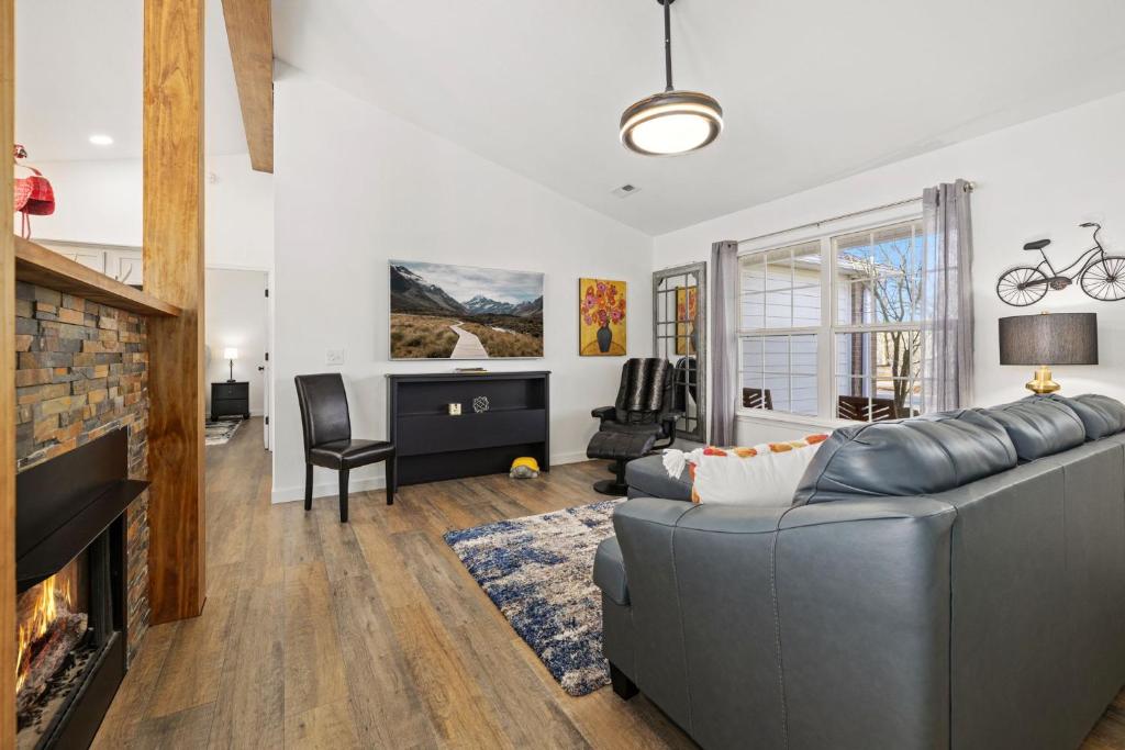a living room with a couch and a fireplace at Rockrider House-MTB Trail-Pet Friendly in Bella Vista