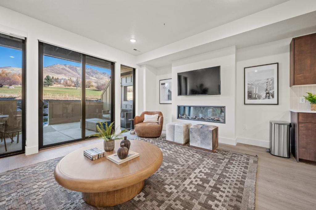 a living room with a coffee table and a fireplace at Mountain View Golf Haven Pt C105 Wkly Disc in Eden