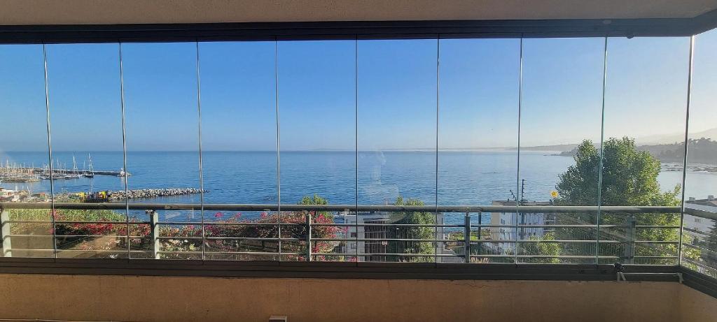 widok na ocean z balkonu w obiekcie Rbkº Cómodo depto con vista al Club de Yates w mieście Concón