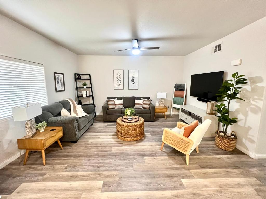 Supreme updated Hawkridge Condo photo