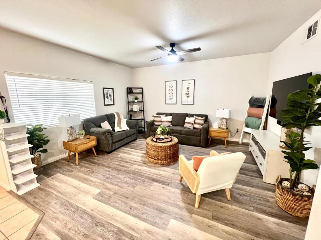 Supreme updated Hawkridge Condo photo