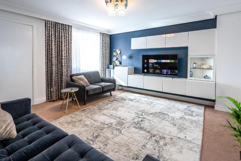Hotel Modern Home Near Etihad, Coop Live, a living room with a couch and a tv at Modern Home Near Etihad, Coop Live in Manchester