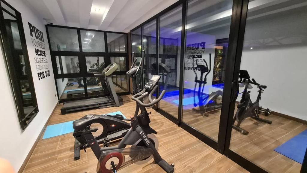 Fitness centrum a/nebo fitness zařízení v ubytování LAVANDE à Ain Zaghouen Nord