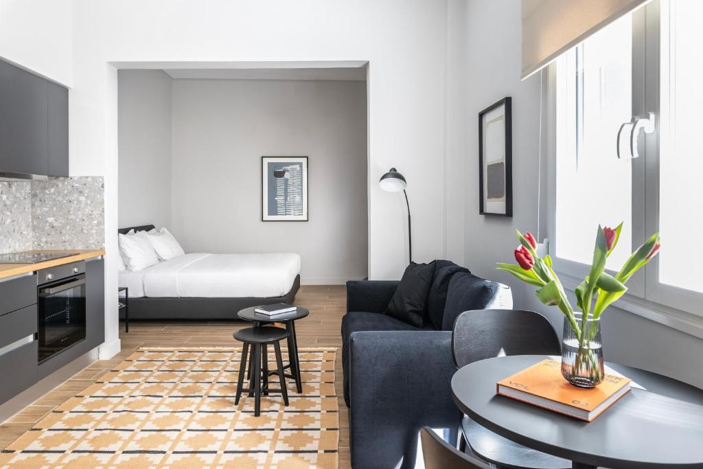 Elliot Petralona, Athens - 3