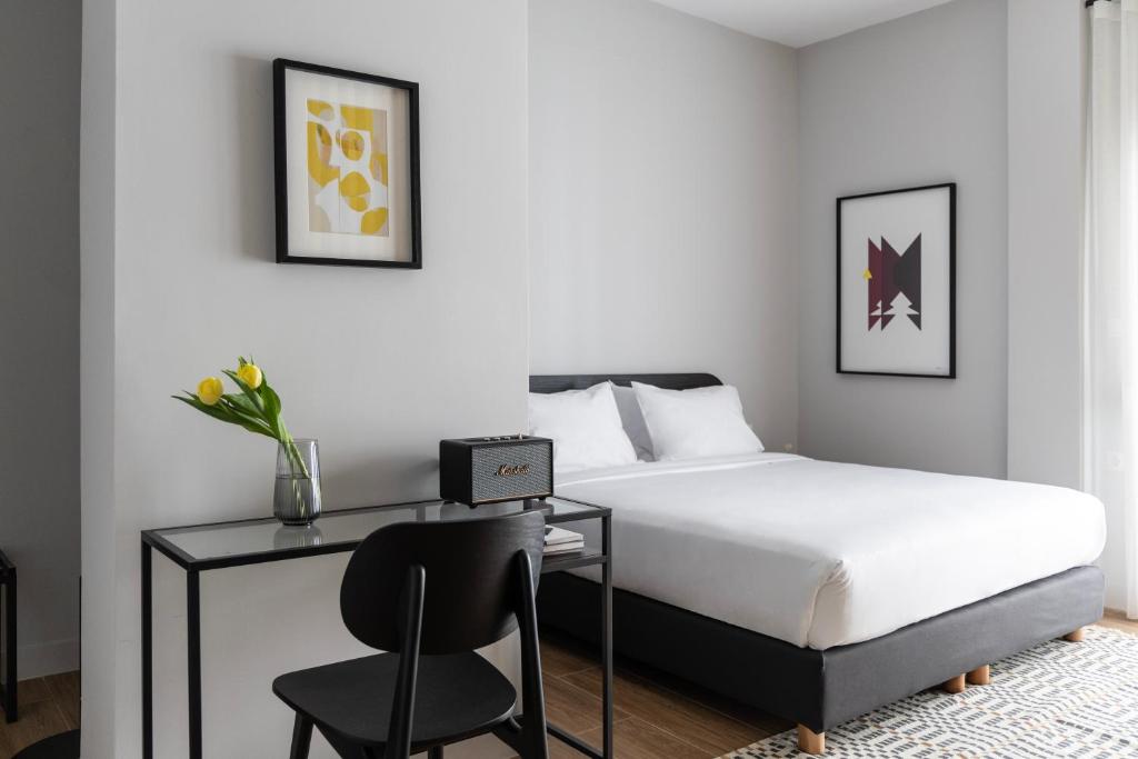 Elliot Petralona, Athens