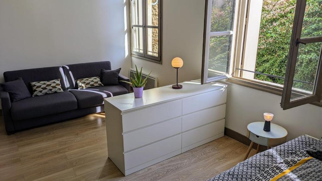 un salon avec un canapé et une table dans l'établissement Appartement 30m2 Sète centre ville, à Sète