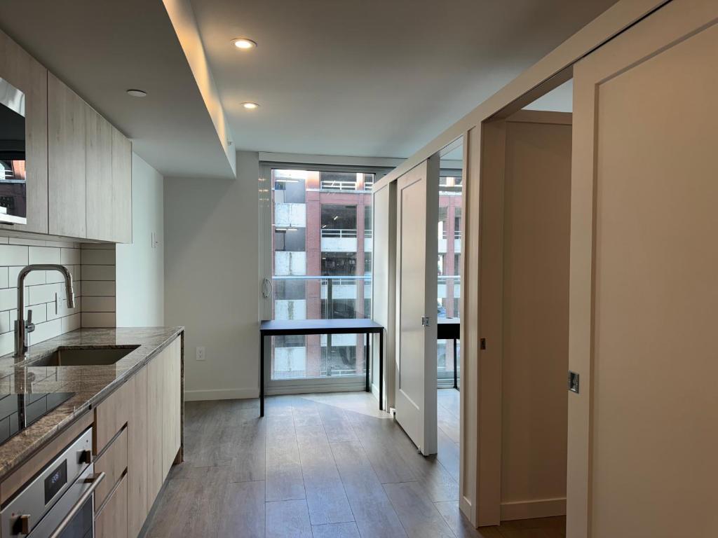Kuchyň nebo kuchyňský kout v ubytování Downtown Center Silverstone Tower I and II Long-Term Booking Only Your second home in Vancouver
