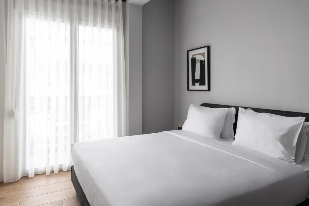 Elliot Petralona, Athens - 14