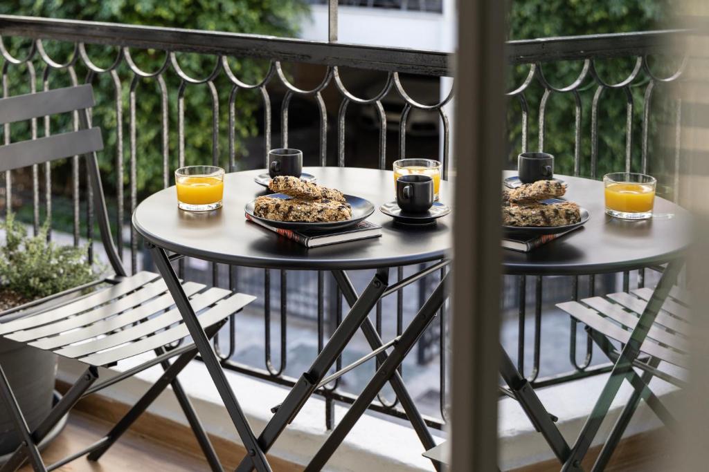 Elliot Petralona, Athens - 11