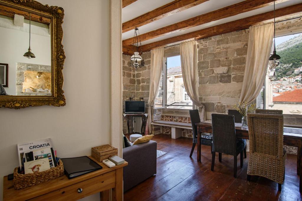 Televízia a/alebo spoločenská miestnosť v ubytovaní SARACA PALACE by DuHomes