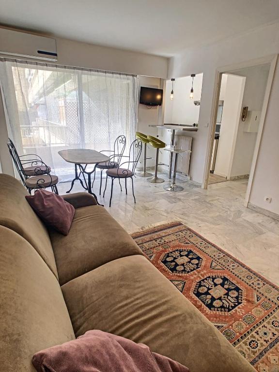 un salon avec un canapé et une table dans l'établissement Le Majestic - Hypercentre - Croisette - AC, à Cannes