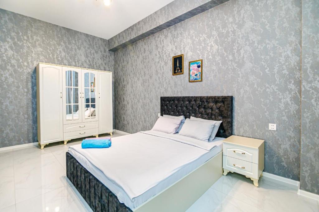 sypialnia z dużym łóżkiem w pokoju w obiekcie Nice Stylish Home w mieście Baku