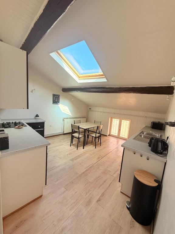 une cuisine et une salle à manger avec une table et une fenêtre dans l'établissement Cozy duplex with bar near Metz, à Ancy-sur-Moselle