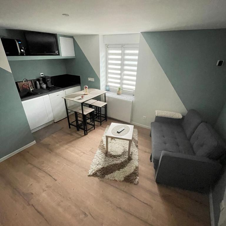 un salon avec un canapé et une table dans l'établissement Sublime studio en face de la Moselle, à Chavelot