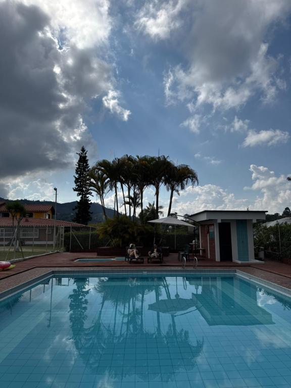 Bazén v ubytování Hotel Campestre Alto lindo en Guatapé nebo v jeho okolí