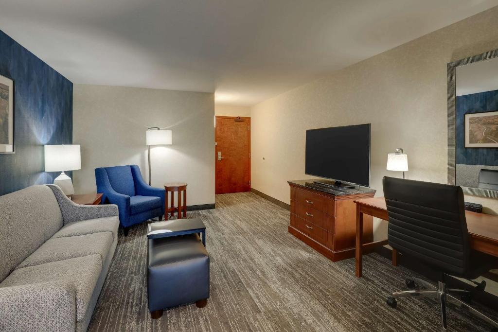 TV a/nebo společenská místnost v ubytování Drury Plaza Hotel Mt Vernon