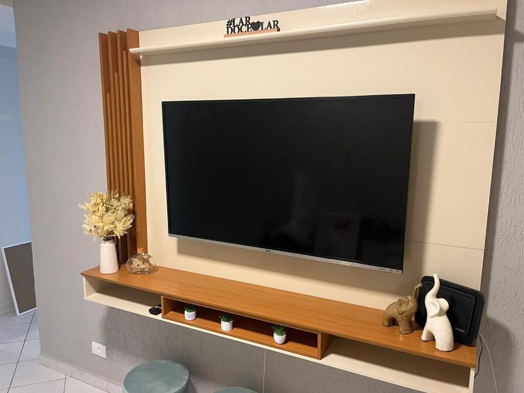 a flat screen tv sitting on a wall at A melhor vista de São Vicente in São Vicente