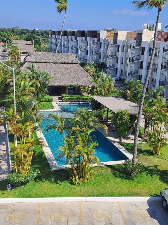 an aerial view of a resort with a swimming pool at Apartamento con Rooftop cerca de la Playa in Manzanillo
